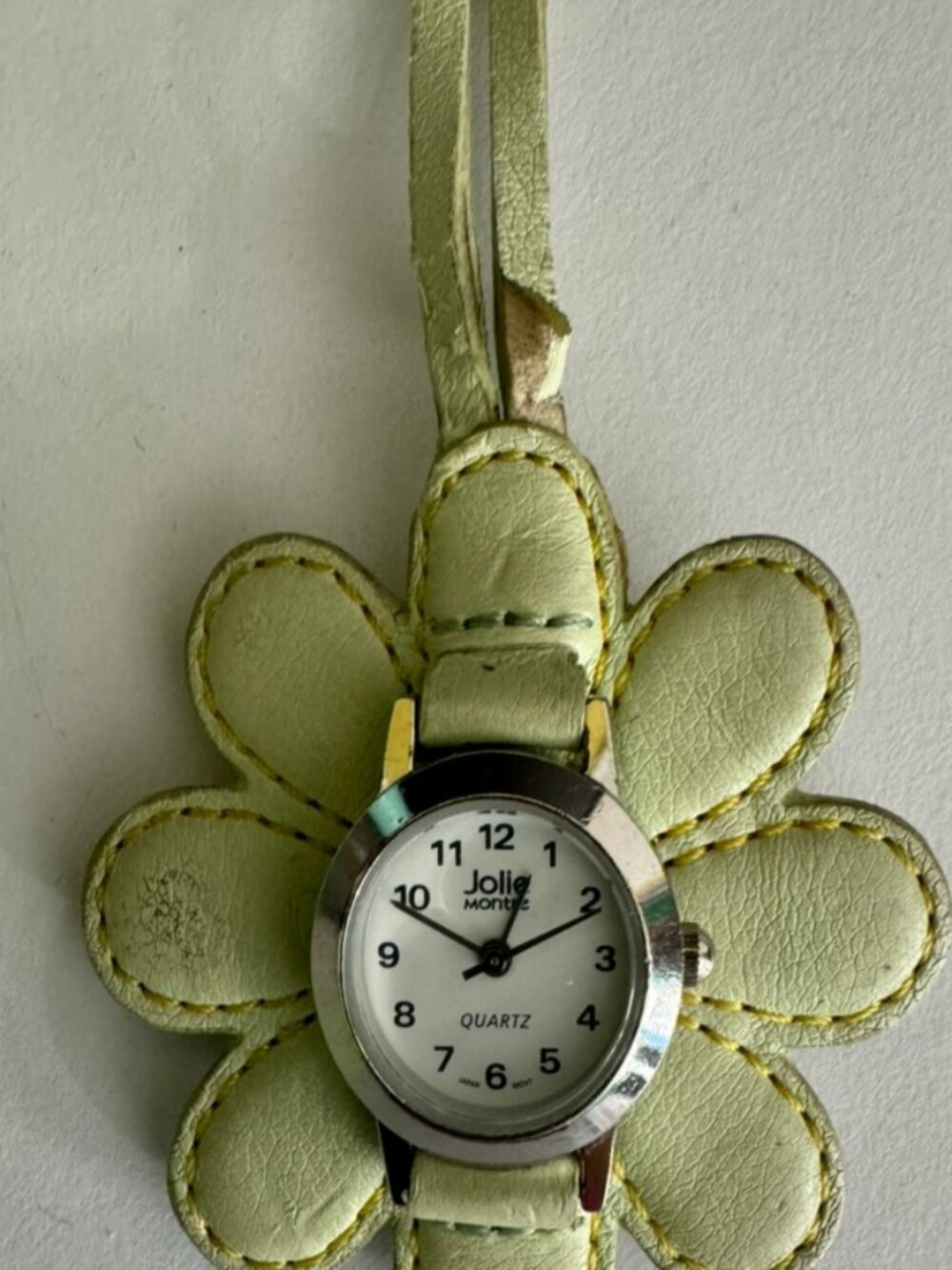 Jolie Montre Retro Analog Quartz on Green Leather Flower Background